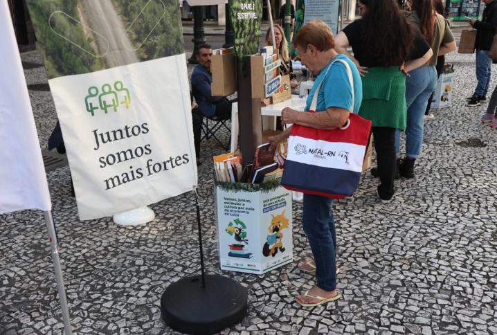 Voluntários entregando livros